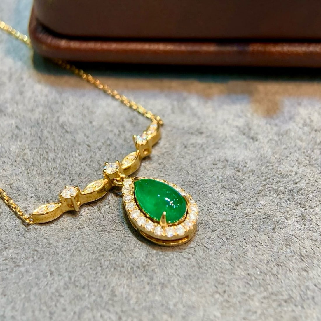 14k Gold 0.97 Ctw Vivid Green Natural Emerald & Diamond Necklace - 2