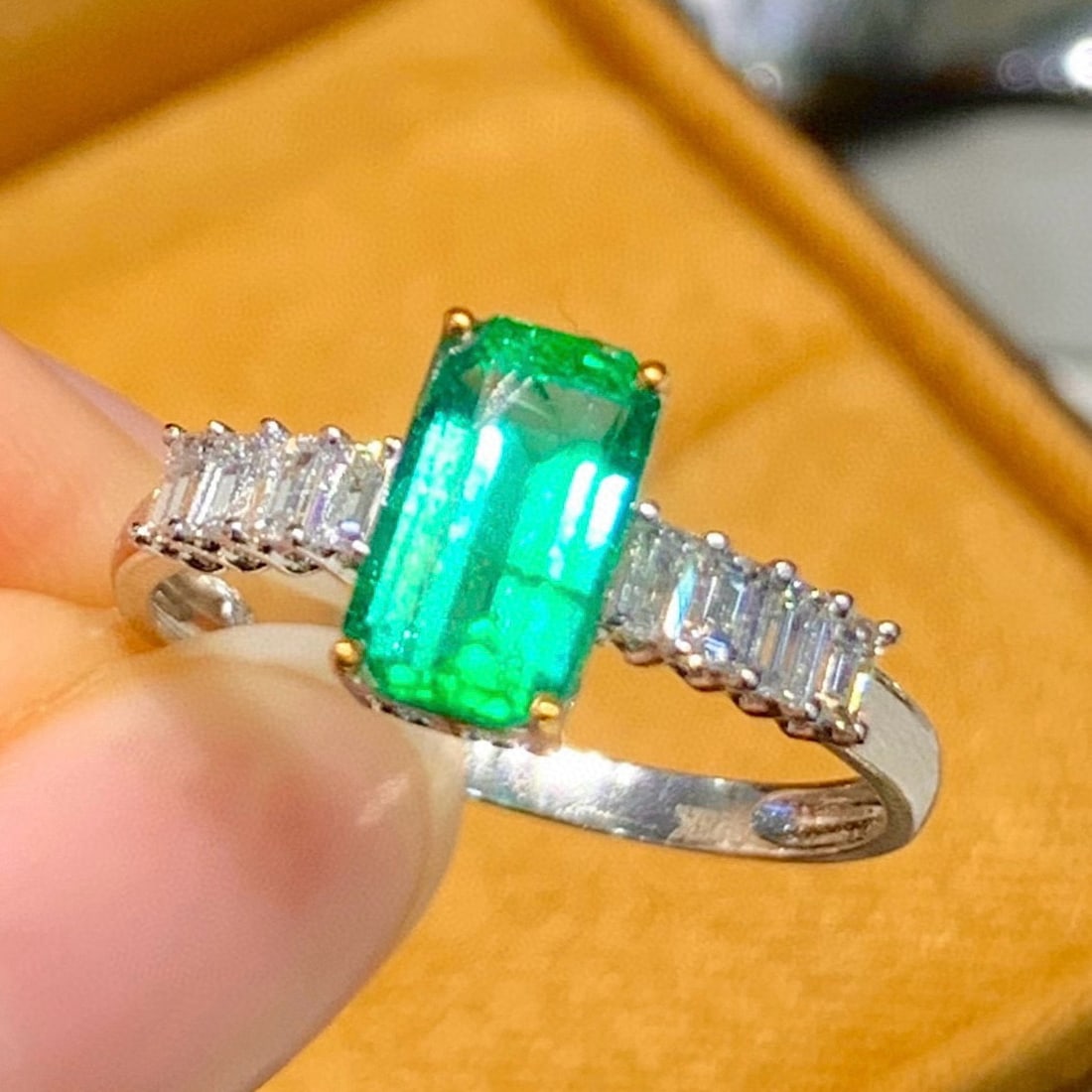 14k Gold 1.1 Ct Vivid Green Natural Emerald & Diamond Ring - 2