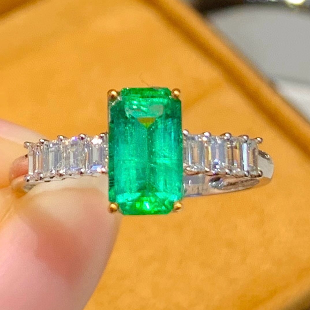 14k Gold 1.1 Ct Vivid Green Natural Emerald & Diamond Ring - 4