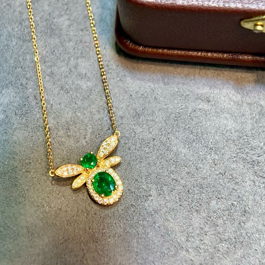 14k Gold 0.56 Ctw Vivid Green Natural Emerald & Diamond Necklace: Ref:231076182 // gold content:14k gold // main gemstone:emerald // shape:oval // carat weight:0. 42ct // color:vivid green // treatment:natural // // adjacent gemstone 2 : diamond // shape:round //