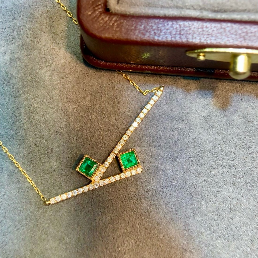 14k Gold 0.84 Ctw Vivid Green Natural Emerald & Diamond Necklace - 2