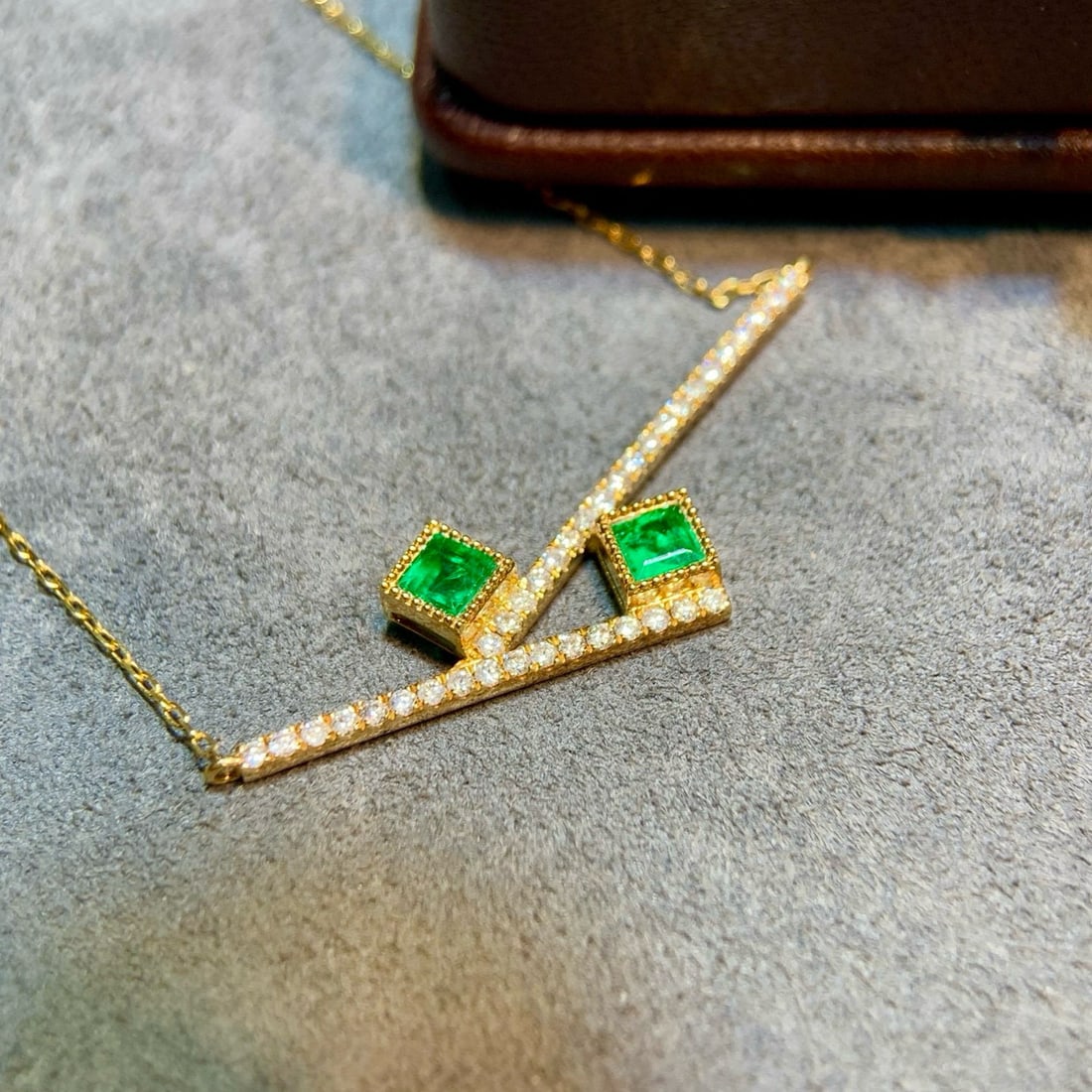 14k Gold 0.84 Ctw Vivid Green Natural Emerald & Diamond Necklace - 3