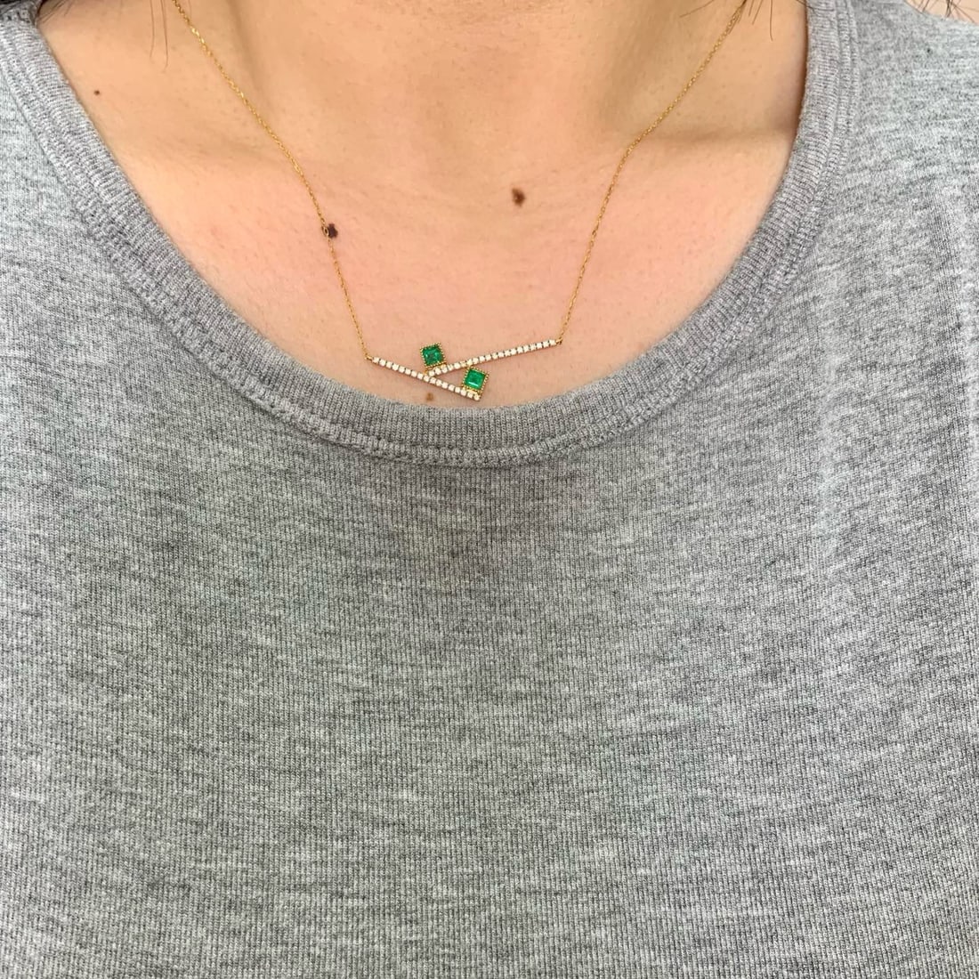 14k Gold 0.84 Ctw Vivid Green Natural Emerald & Diamond Necklace - 4