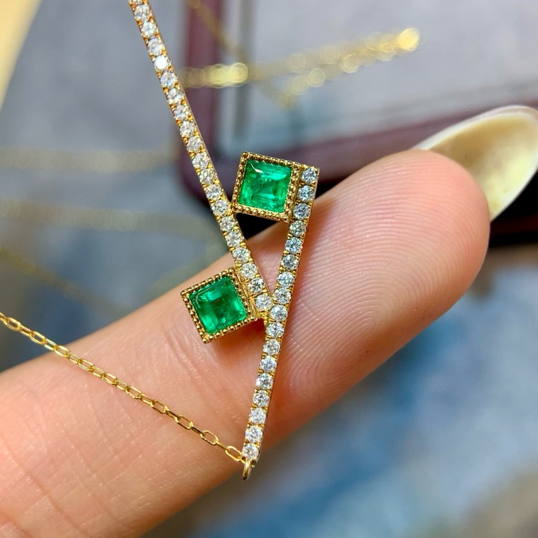 14k Gold 0.84 Ctw Vivid Green Natural Emerald & Diamond Necklace - 5
