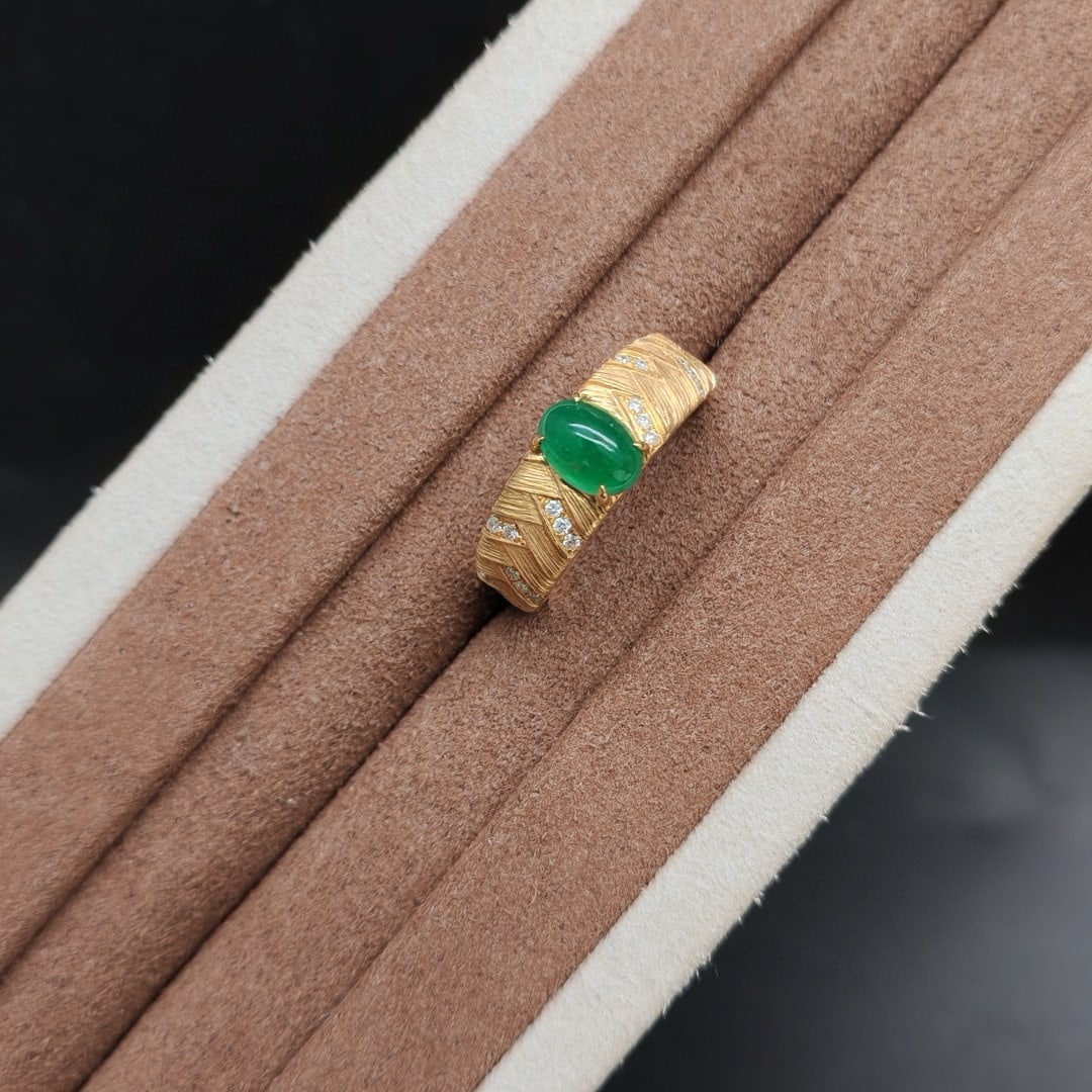 14k Gold 0.9 Ct Vivid Green Natural Emerald & Diamond Ring: Ref:231076203 // gold content:14k gold // ring size:7. 25us // // main gemstone:emerald // shape:oval // carat weight:0. 9ct // color:vivid green // treatment:natural // // adjacent gemstone 2 :