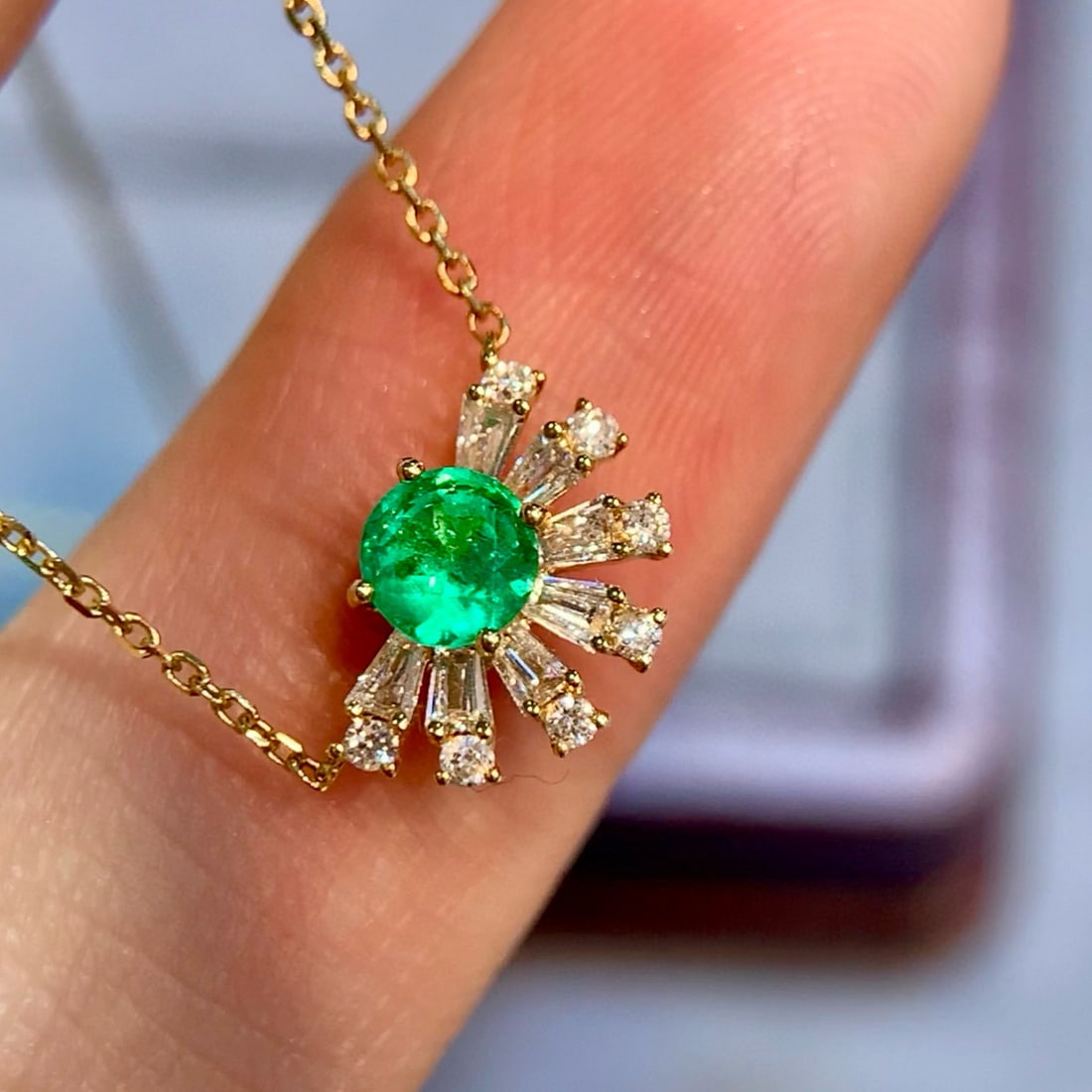 14k Gold 0.42 Ctw Vivid Green Natural Emerald & Diamond Necklace: Ref:231076206 // gold content:14k gold // main gemstone:emerald // shape:round // carat weight:0. 25ct // color:vivid green // treatment:natural // cut grade:g // // adjacent gemstone 2 : diamond //