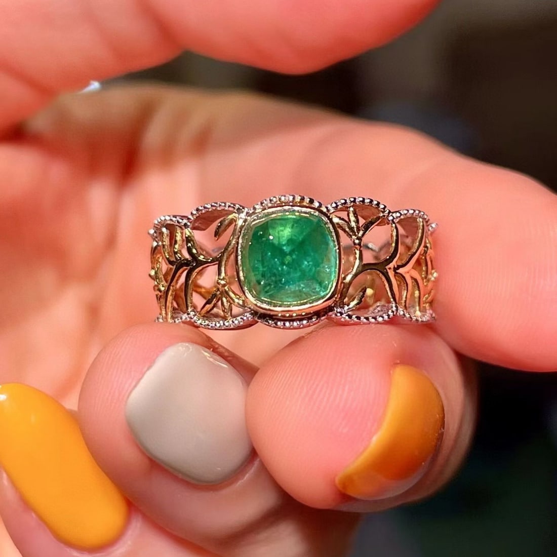 14k Gold 1.40 Ct Natural Emerald Ring: Ref:231076212 // gold content:14k gold // ring size:7. 25us // // main gemstone:emerald // shape:sugar-loaf // carat weight:1. 40ct // color:green // treatment:natural // Low Estimate: 4800