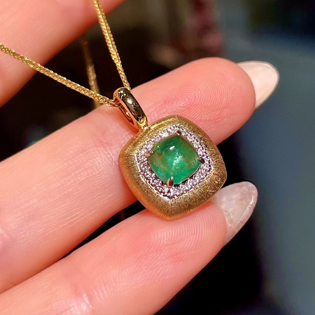 14k Gold 1.10 Ctw Natural Emerald & Diamond Pendant( Without Chain ): Ref:231076221 // gold content:14k gold // main gemstone:emerald // shape:sugar-loaf // carat weight:1. 01ct // color:green // treatment:natural // // adjacent gemstone 2 : diamond // shape:round //