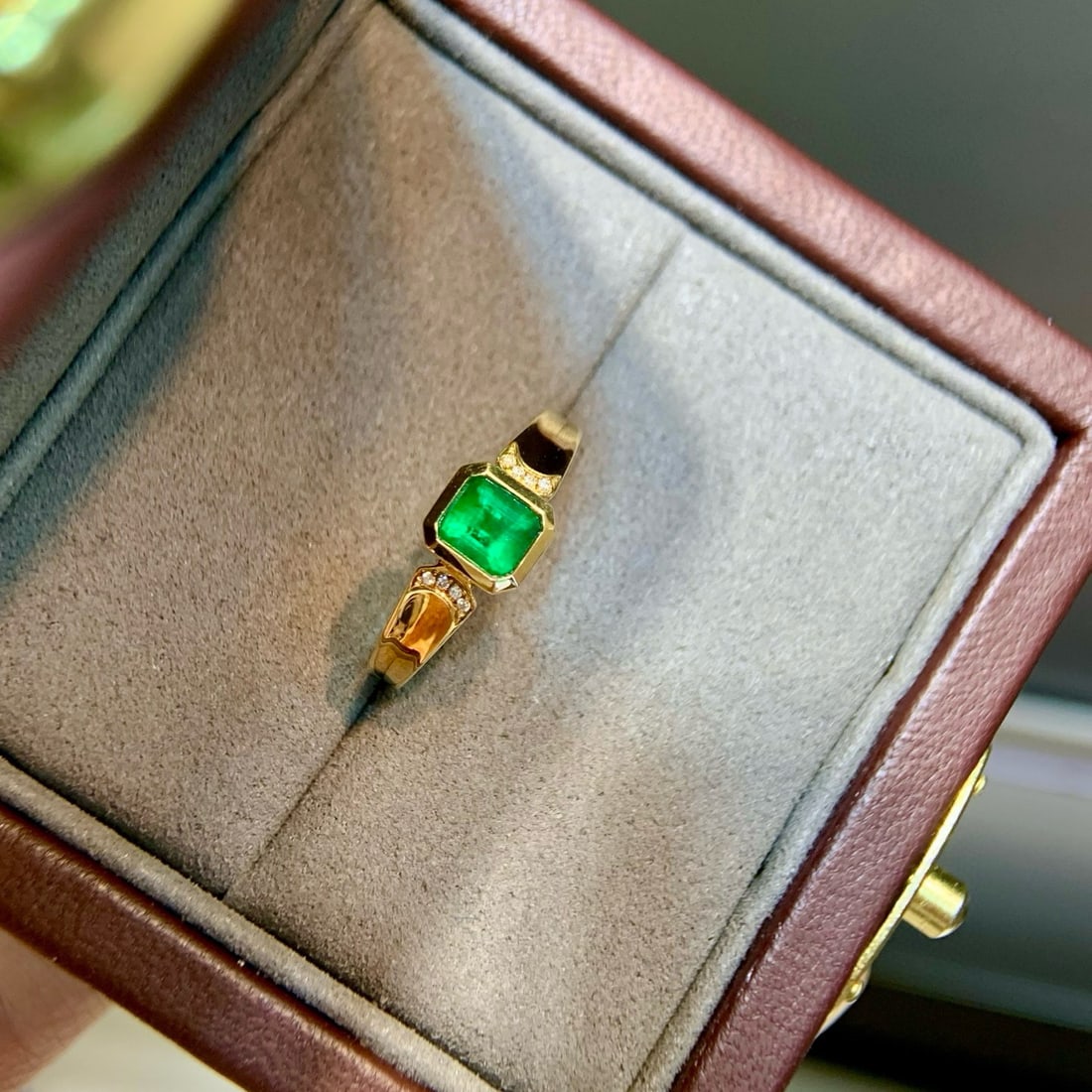 14k Gold 0.52 Ctw Vivid Green Natural Emerald & Diamond Ring: Ref:231076225 // gold content:14k gold // ring size:7. 25us // // main gemstone:emerald // shape:octagonal // carat weight:0. 50ct // color:vivid green // treatment:natural // // adjacent gemstone 2