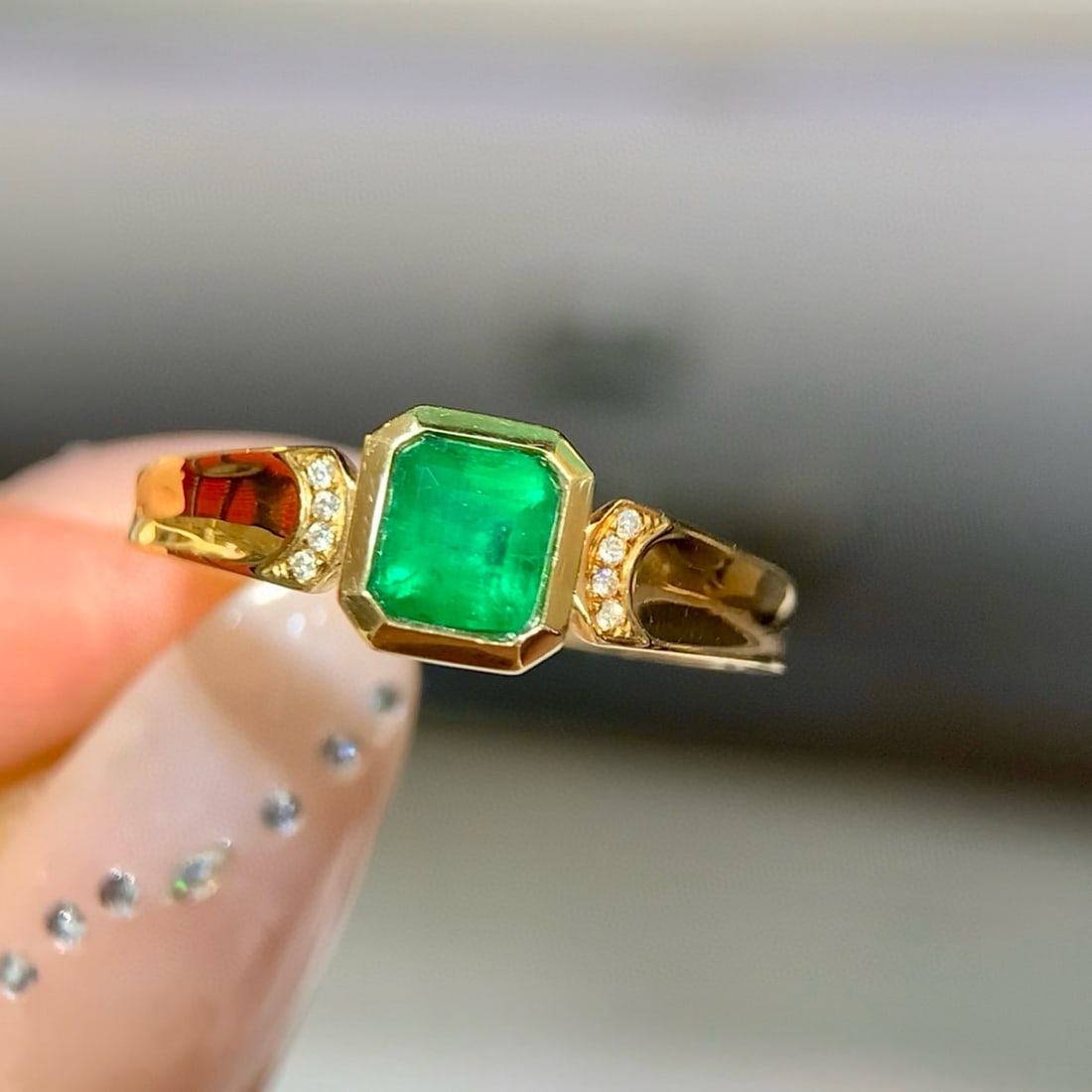 14k Gold 0.52 Ctw Vivid Green Natural Emerald & Diamond Ring - 2