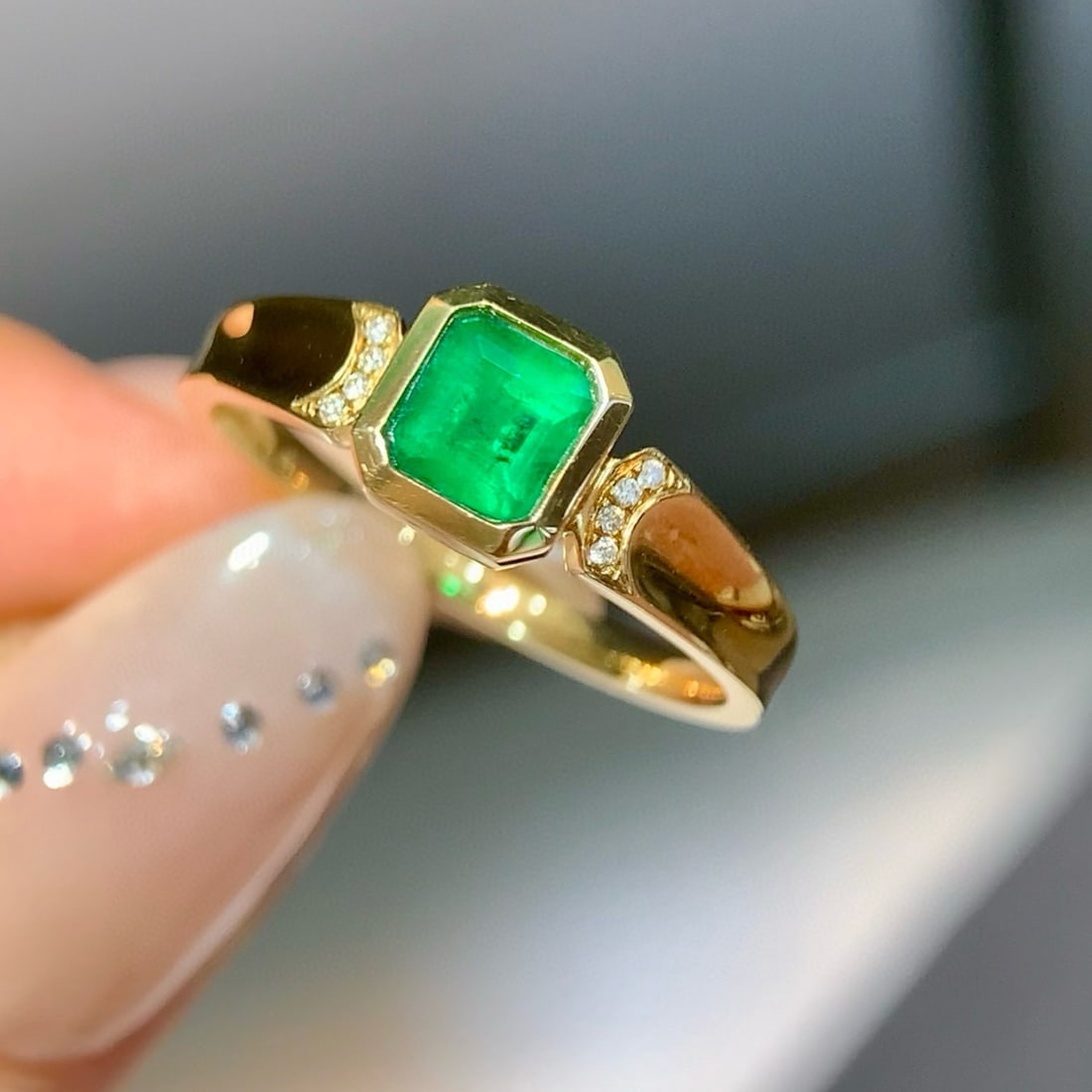 14k Gold 0.52 Ctw Vivid Green Natural Emerald & Diamond Ring - 4