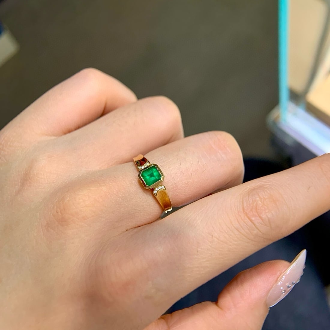 14k Gold 0.52 Ctw Vivid Green Natural Emerald & Diamond Ring - 5