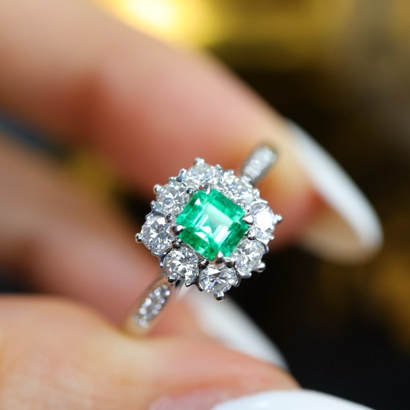 14k Gold 0.83 Ctw Vivid Green Natural Emerald & Diamond Ring - 2