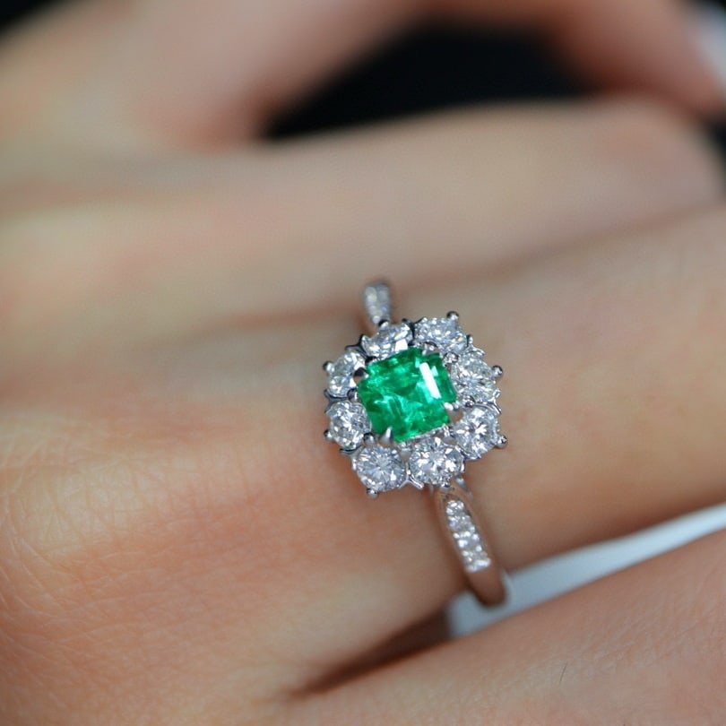 14k Gold 0.83 Ctw Vivid Green Natural Emerald & Diamond Ring - 3