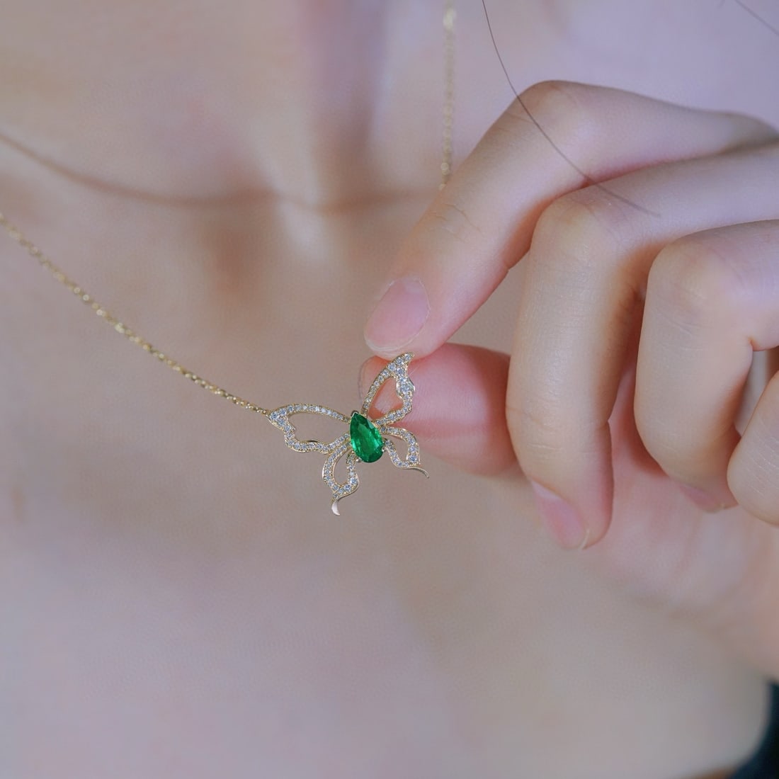 14k Gold 0.63 Ctw Vivid Green Natural Emerald & Diamond & Butterfly Necklace - 3