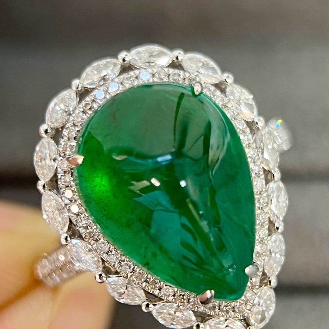 14k Gold 8.34 Ctw Vivid Green Natural Emerald & Diamond Ring - 2