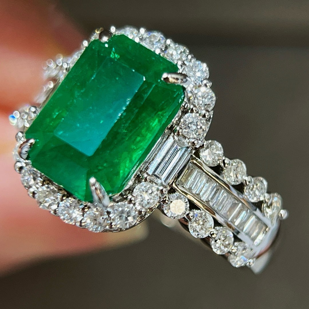 14k Gold 4.73 Ctw Vivid Green Natural Emerald & Diamond Ring - 2