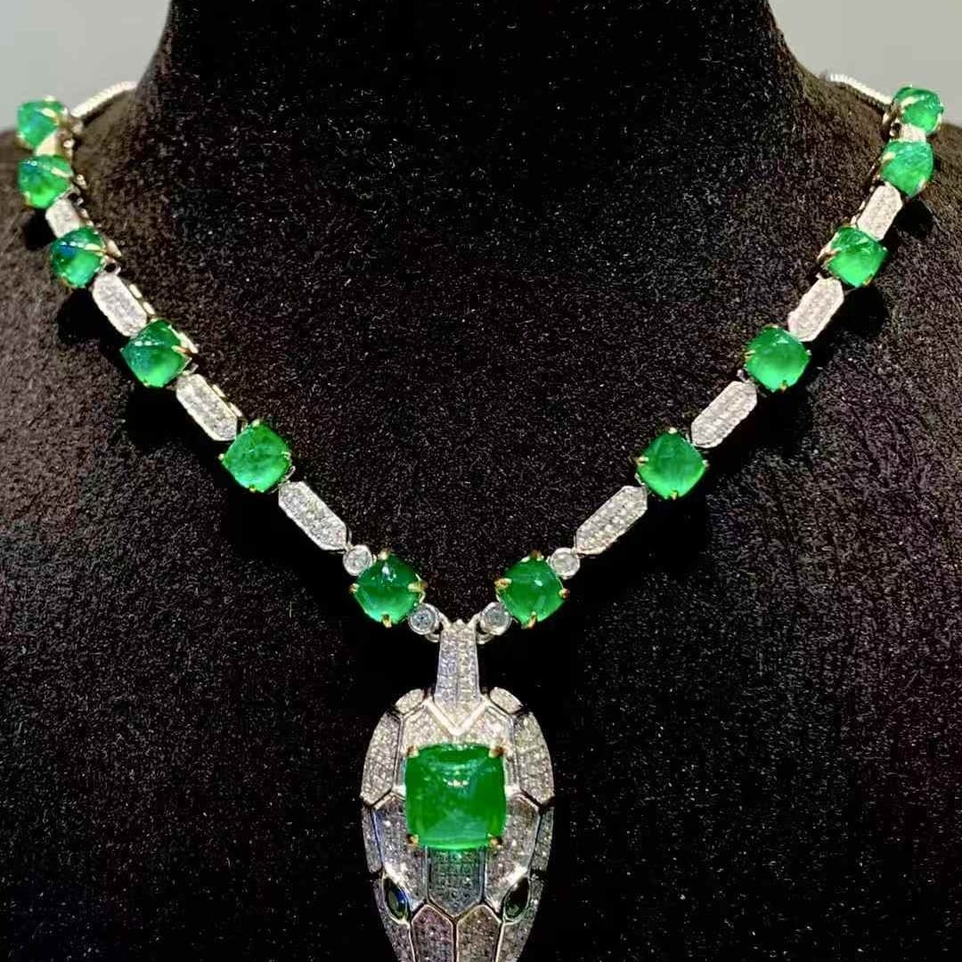 14k Gold 8 Ct Natural Emerald & Diamond Necklace: Ref:231083021 // gold content:14k gold // main gemstone:emerald // shape:sugar-loaf // carat weight:8ct // color:green // treatment:natural // // adjacent gemstone 2 : diamond // shape:round //