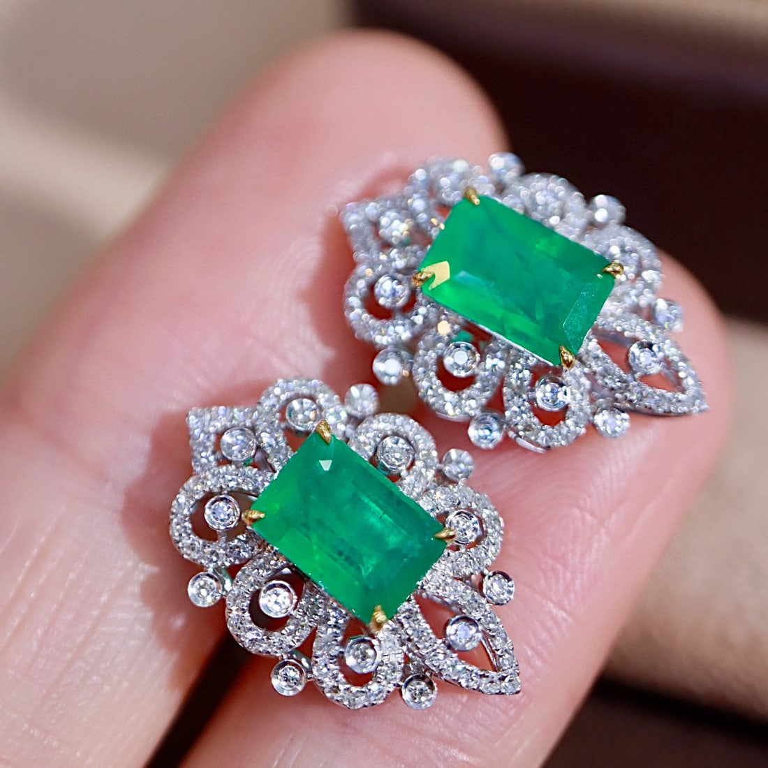 14k Gold 2.29 Ctw Natural Emerald & Diamond Earrings - 8