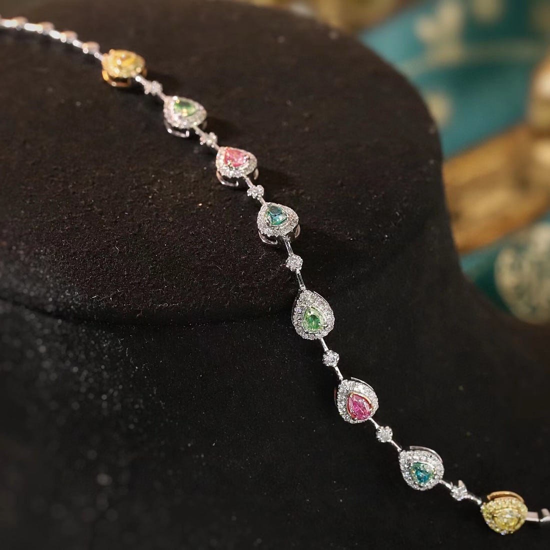 14k Gold 1.3 Ctw Natural Color Diamond & Diamond Bracelet: Ref:231083077 // gold content:14k gold // main gemstone:color diamond // shape:pear // carat weight:0. 8ct // color:color // treatment:natural // // adjacent gemstone 2 : diamond // shape:round //