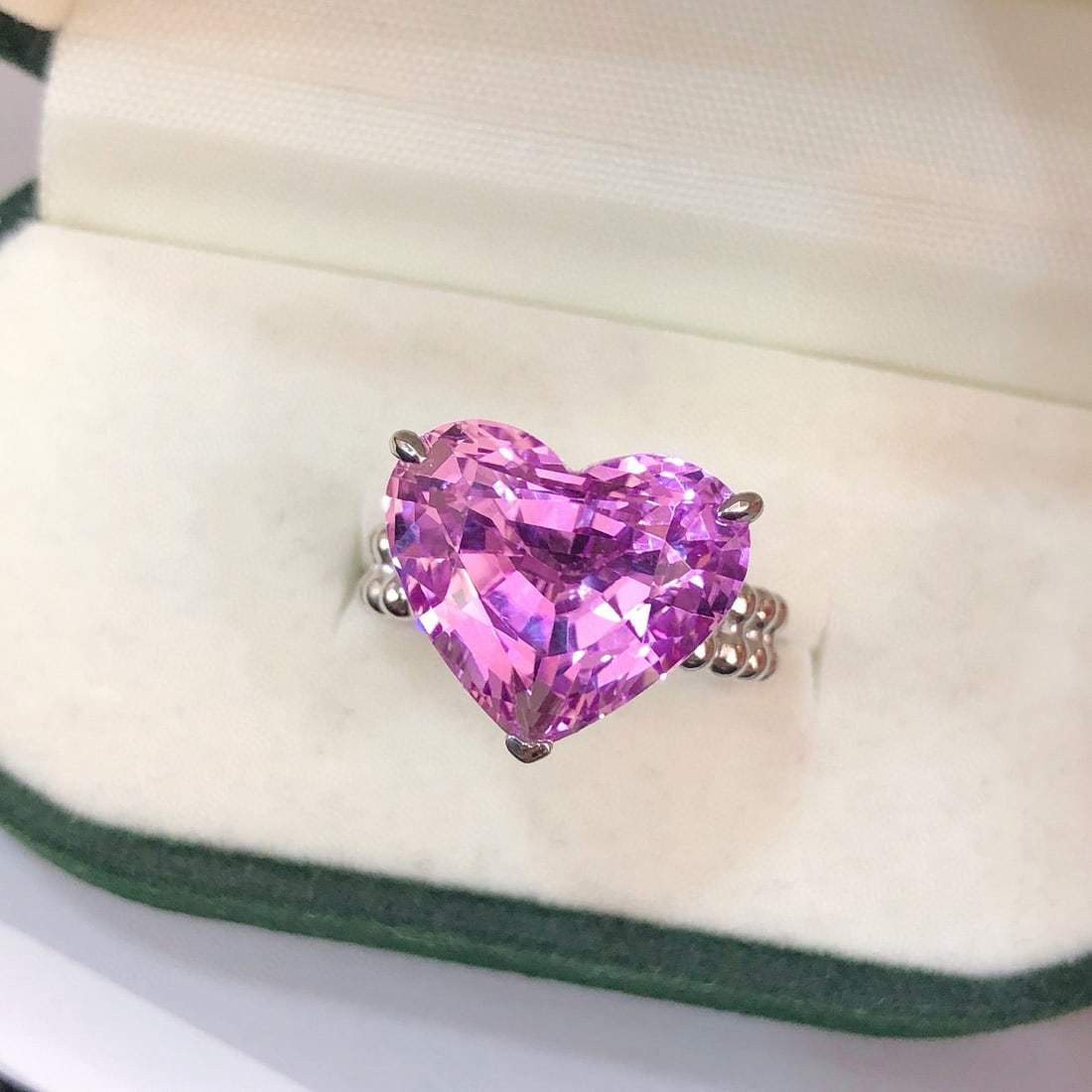 14k Gold 11.59 Ct Natural Kunzite Ring: Ref:231083081 // gold content:14k gold // ring size:7. 25 us // // main gemstone:kunzite // shape:heart // carat weight:11. 59ct // color:purple // treatment:natural // Condition: New Low Estimate: