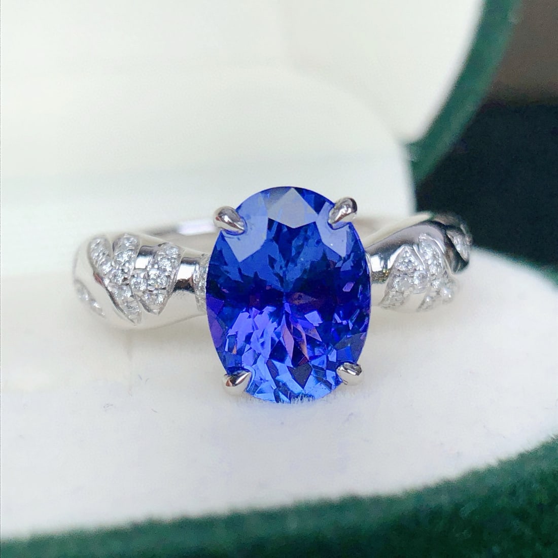 14k Gold 2.57 Ctw Natural Tanzanite & Diamond Ring: Ref:231083113 // gold content:14k gold // ring size:7. 25us // // main gemstone:tanzanite // shape:oval // carat weight:2. 40ct // color:blue // treatment:natural // // adjacent gemstone 2 : diamond
