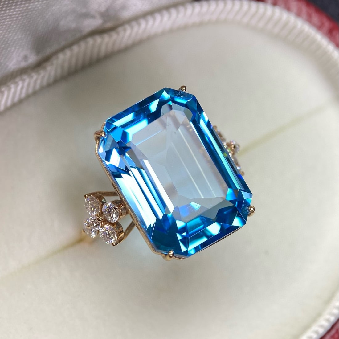 14k Gold 19.65 Ct Natural Topaz & Moissanite Ring: Ref:231083120 // gold content:14k gold // ring size:7. 25us // // main gemstone:topaz // shape:octagonal // carat weight:19. 65ct // color:blue // treatment:natural // // adjacent gemstone 2 :