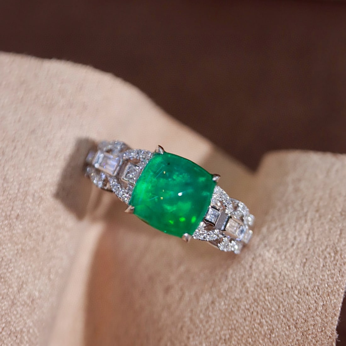 14k Gold 2.78 Ctw Vivid Green Natural Emerald & Diamond Ring: Ref:231083139 // gold content:14k gold // ring size:7. 25us // // main gemstone:emerald // shape:sugar-loaf // carat weight:2. 28ct // color:vivid green // treatment:natural // // adjacent gemstone 2