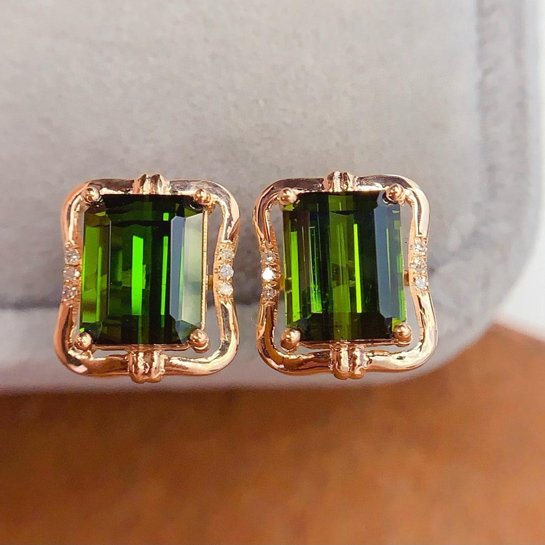 14k Gold 3.6 Ct Natural Tourmaline & Diamond Earrings: Ref:231083162 // gold content:14k gold // main gemstone:tourmaline // shape:octagonal // carat weight:3. 6ct // color:green // treatment:natural // // adjacent gemstone 2 : diamond // number of