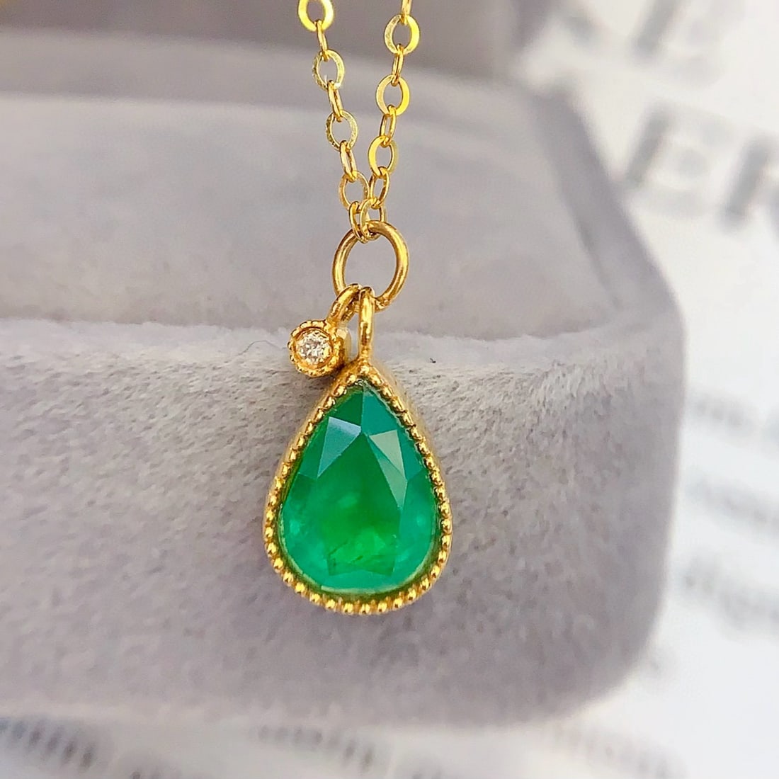 14k Gold 1.4 Ct Vivid Green Natural Emerald & Diamond Necklace: Ref:231083179 // gold content:14k gold // main gemstone:emerald // shape:pear // carat weight:1. 4ct // color:vivid green // treatment:natural // // adjacent gemstone 2 : diamond // number of