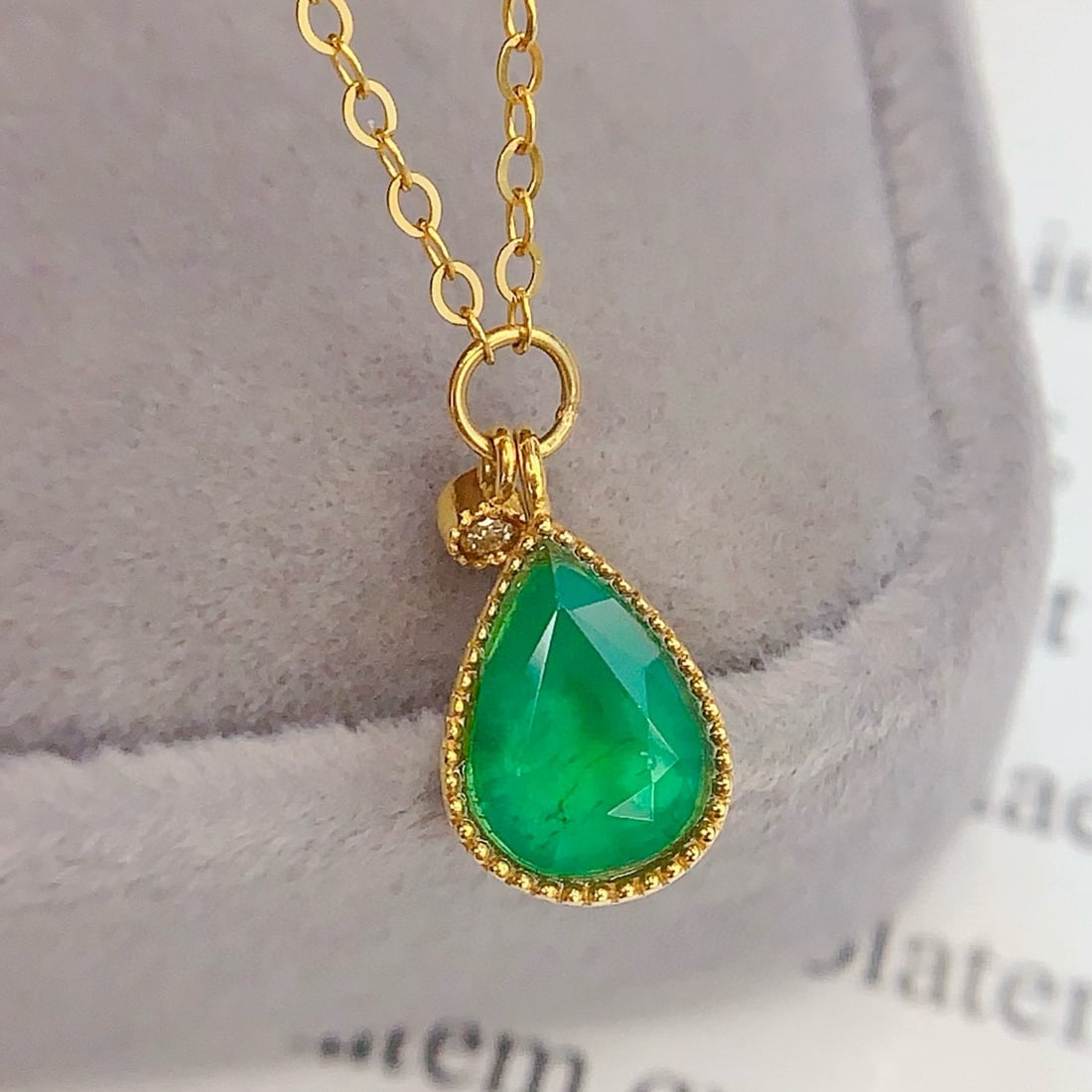 14k Gold 1.4 Ct Vivid Green Natural Emerald & Diamond Necklace - 4