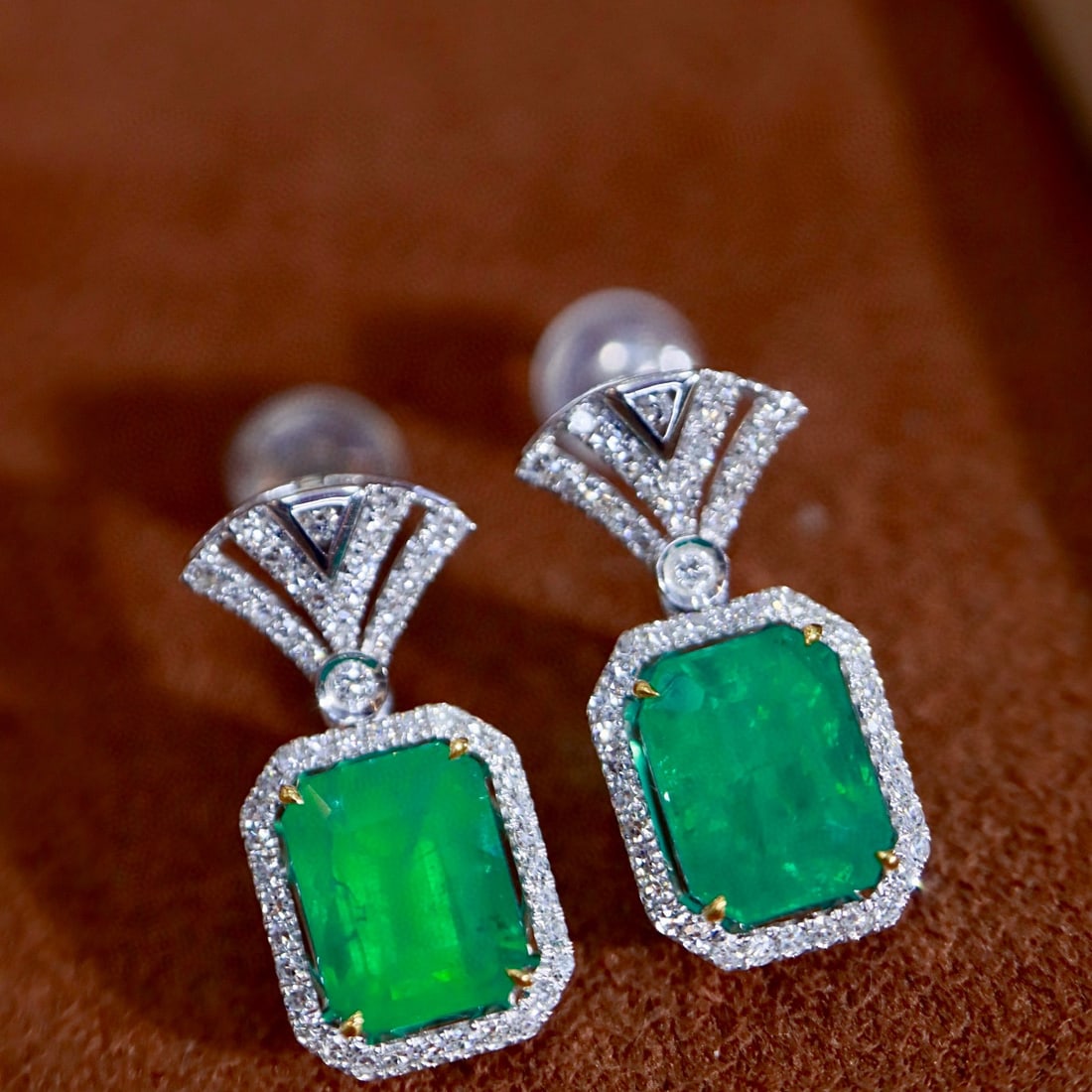 14k Gold 3.61 Ctw Vivid Green Natural Emerald & Diamond Earrings: Ref:231083181 // gold content:14k gold // main gemstone:emerald // shape:octagonal // carat weight:3. 06ct // color:vivid green // treatment:natural // // adjacent gemstone 2 : diamond // shape:round
