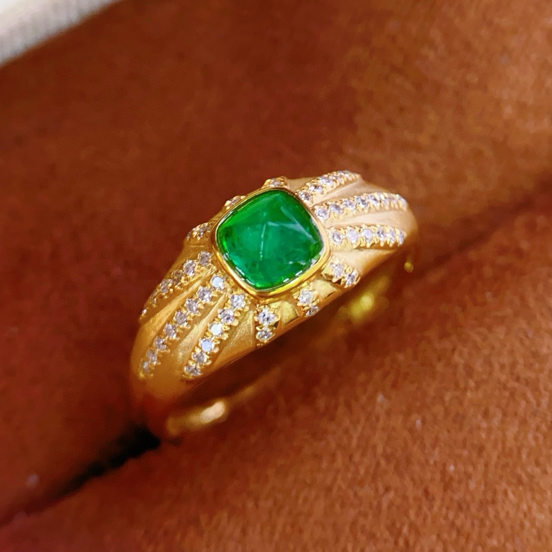 14k Gold 0.5 Ct Vivid Green Natural Emerald & Diamond Ring: Ref:231083182 // gold content:14k gold // ring size:7. 25us // // main gemstone:emerald // shape:sugar-loaf // carat weight:0. 5ct // color:vivid green // treatment:natural // // adjacent gemstone 2