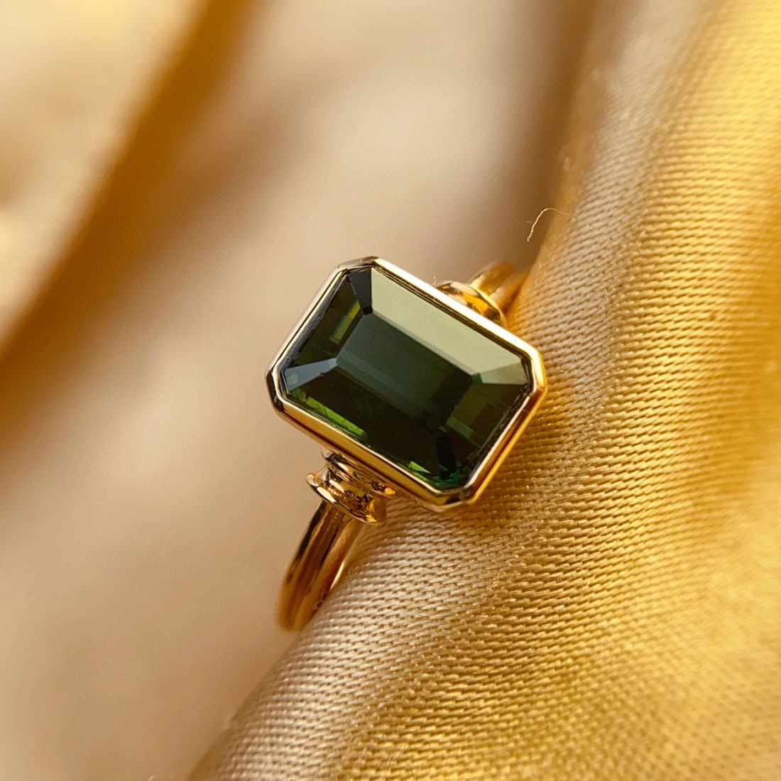 14k Gold 2.30 Ct Natural Tourmaline Ring: Ref:231083202 // gold content:14k gold // ring size:7. 25us // // main gemstone:tourmaline // shape:octagonal // carat weight:2. 30ct // color:green // treatment:natural // Condition: New Low