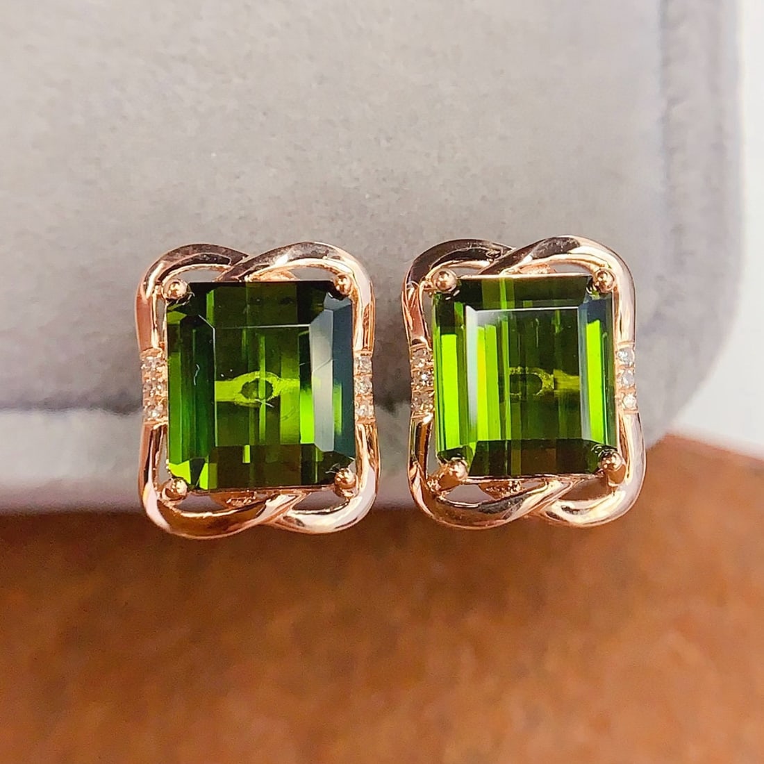 14k Gold 4.8 Ct Natural Tourmaline & Diamond Earrings: Ref:231083205 // gold content:14k gold // main gemstone:tourmaline // shape:octagonal // carat weight:4. 8ct // color:green // treatment:natural // // adjacent gemstone 2 : diamond // number of