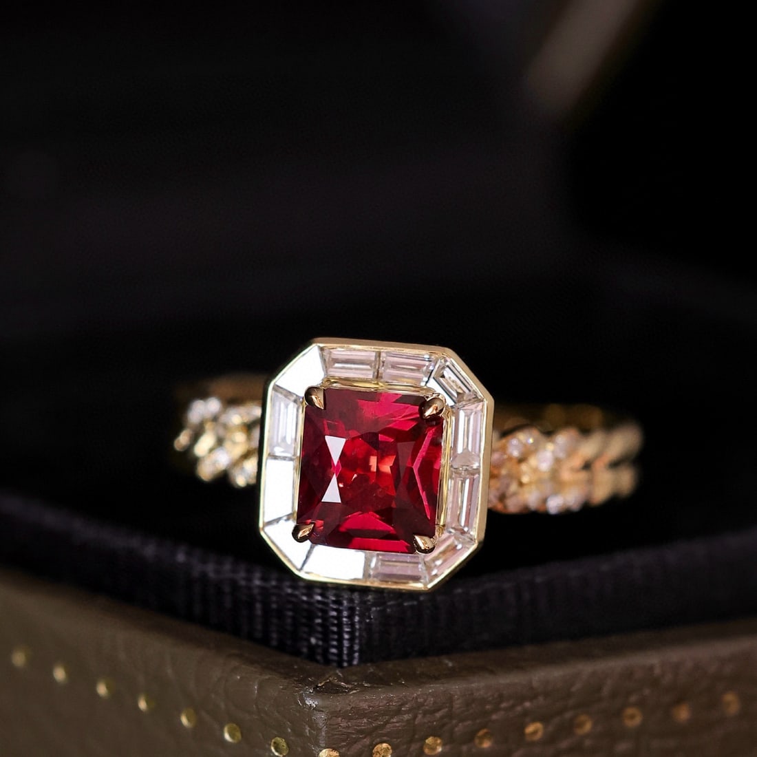 14k Gold 1.50 Ctw Vivid Red Natural Ruby & Diamond Ring: Ref:231083260 // gold content:14k gold // ring size:7. 25us // // main gemstone:ruby // shape:octagonal // carat weight:1. 06ct // color:vivid red // treatment:natural // // adjacent gemstone 2 :