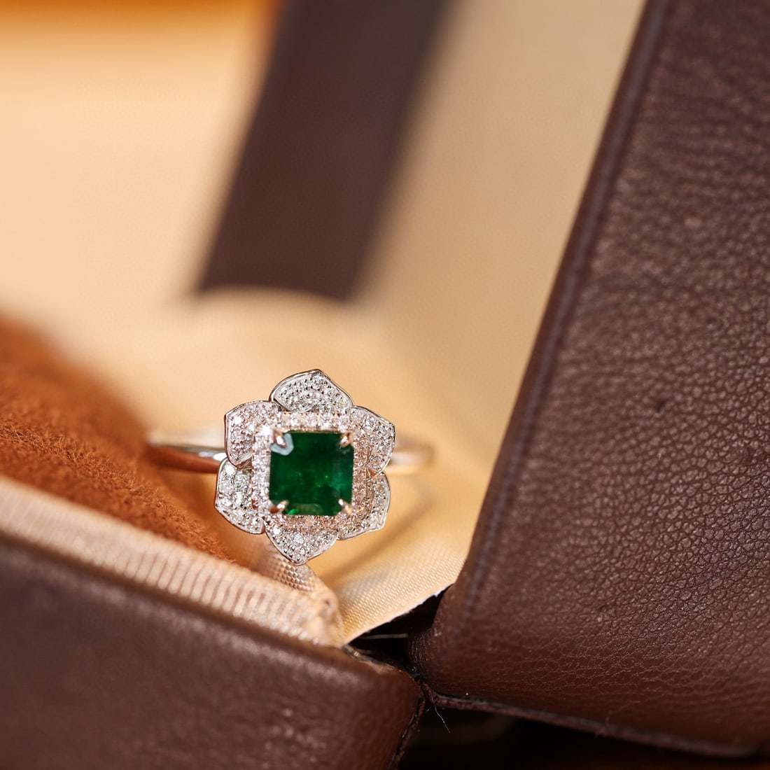 14k Gold 1.01 Ctw Vivid Green Natural Emerald & Diamond Ring - 4