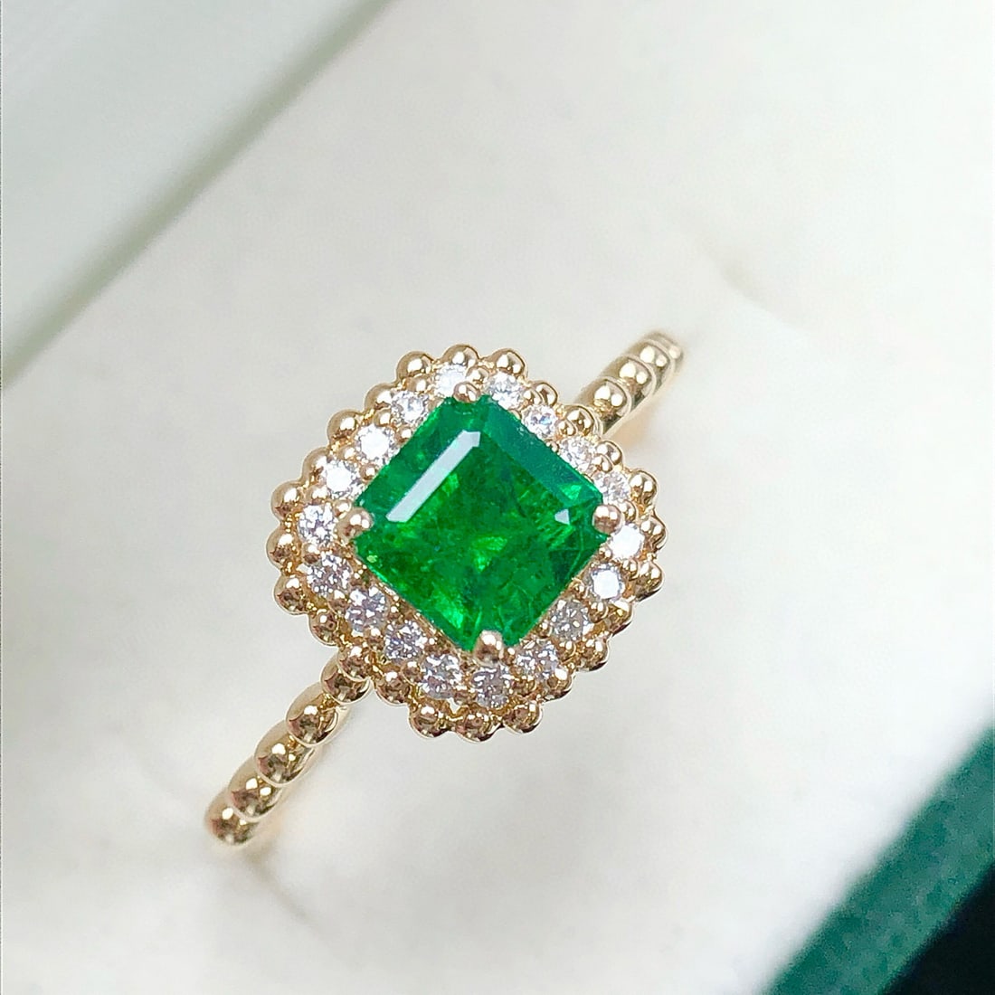 14k Gold 0.93 Ctw Vivid Green Natural Emerald & Diamond Ring - 2