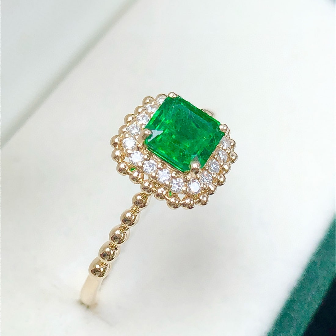 14k Gold 0.93 Ctw Vivid Green Natural Emerald & Diamond Ring - 3