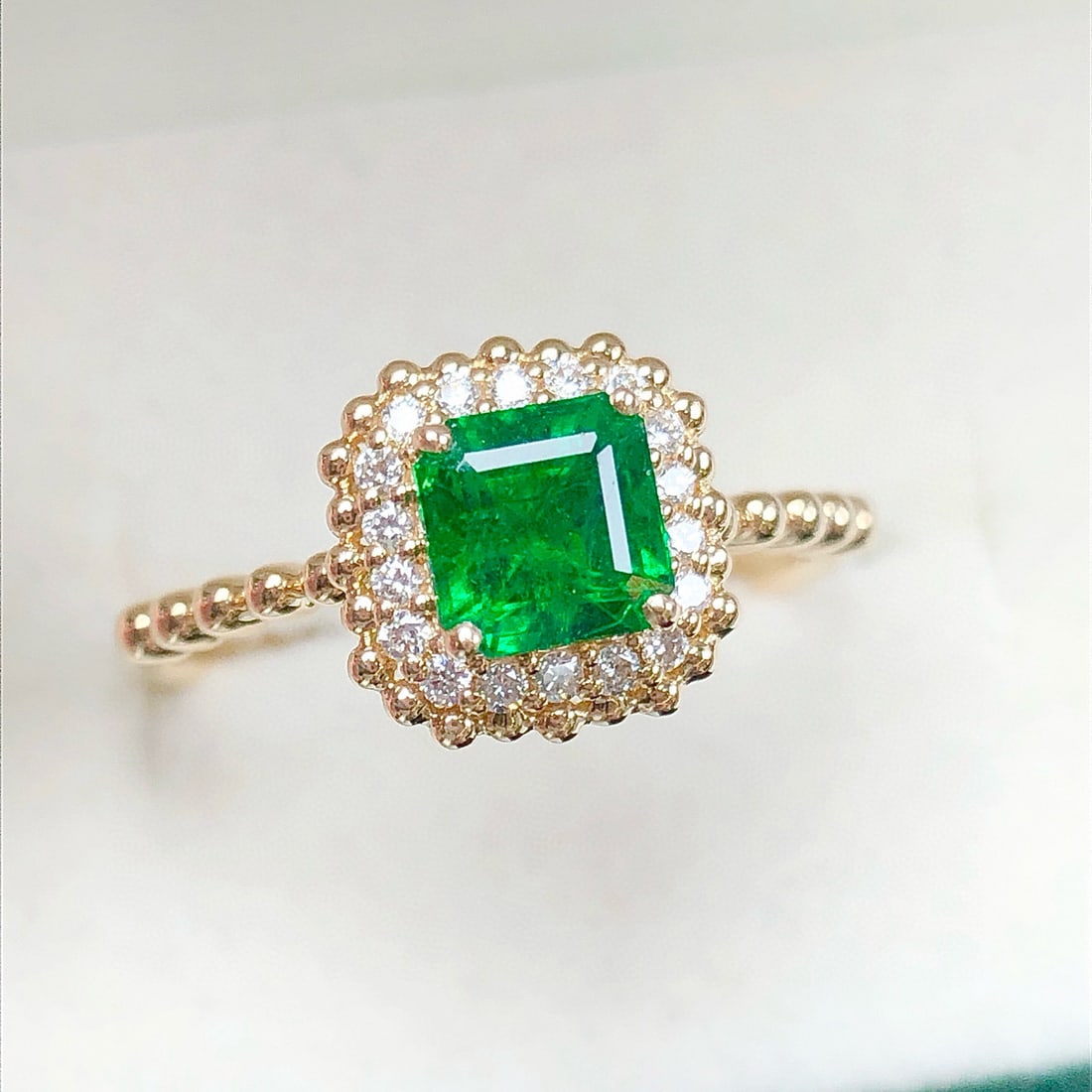14k Gold 0.93 Ctw Vivid Green Natural Emerald & Diamond Ring - 4