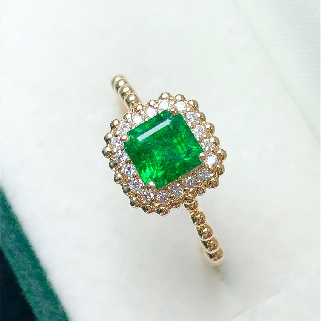 14k Gold 0.93 Ctw Vivid Green Natural Emerald & Diamond Ring - 5
