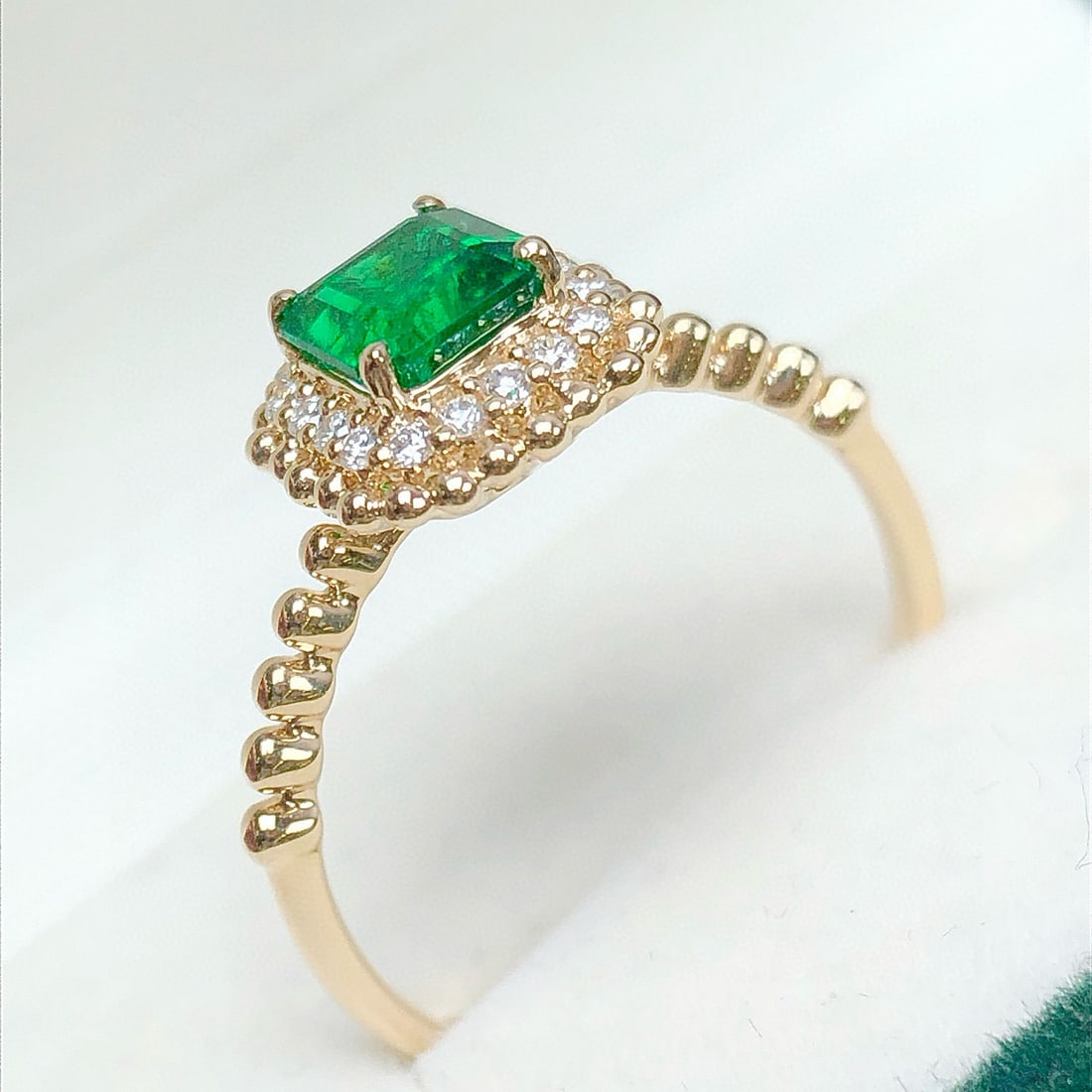 14k Gold 0.93 Ctw Vivid Green Natural Emerald & Diamond Ring - 6