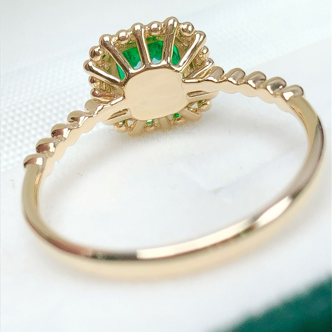 14k Gold 0.93 Ctw Vivid Green Natural Emerald & Diamond Ring - 7