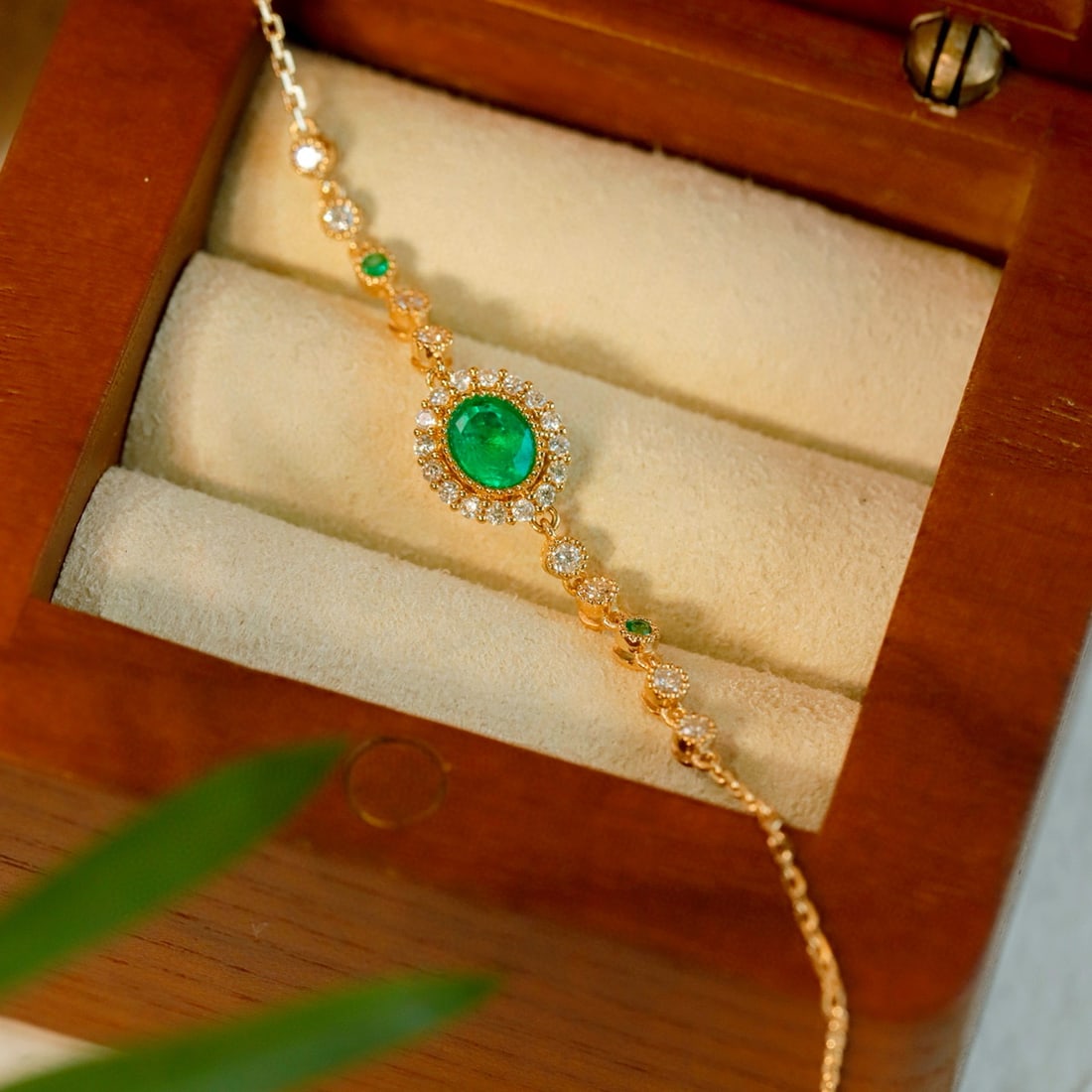 14k Gold 0.58 Ctw Vivid Green Natural Emerald & Diamond Bracelet: Ref:231084066 // gold content:14k gold // main gemstone:emerald // shape:oval // carat weight:0. 33ct // color:vivid green // treatment:natural // // adjacent gemstone 2 : diamond // shape:round //