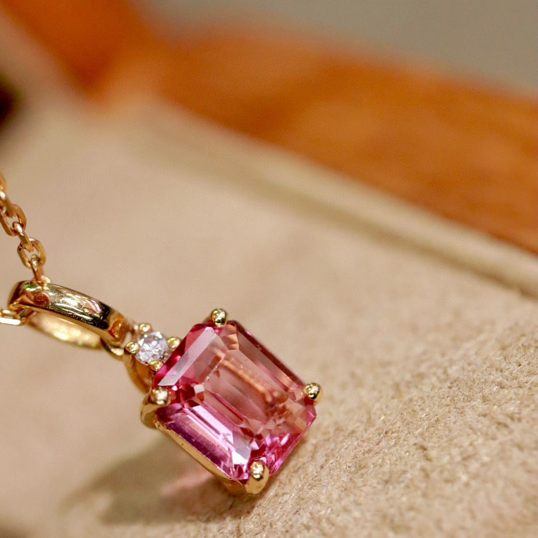 14k Gold 0.96 Ctw Natural Tourmaline & Diamond Pendant( Without Chain ): Ref:231084068 // gold content:14k gold // main gemstone:tourmaline // shape:octagonal // carat weight:0. 95ct // color:red // treatment:natural // // adjacent gemstone 2 : diamond // shape:round //