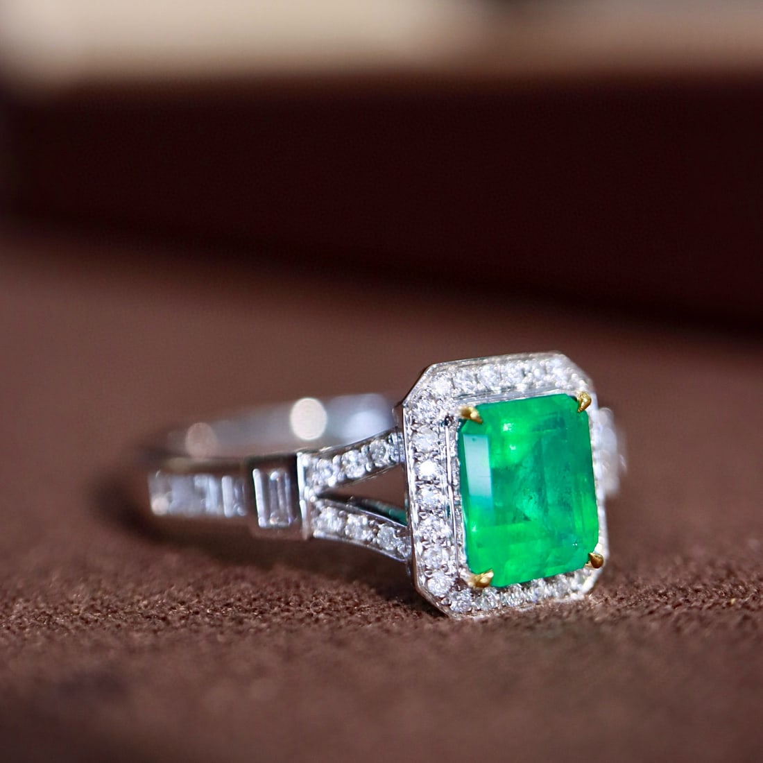 14k Gold 0.95 Ctw Vivid Green Natural Emerald & Diamond Ring - 2