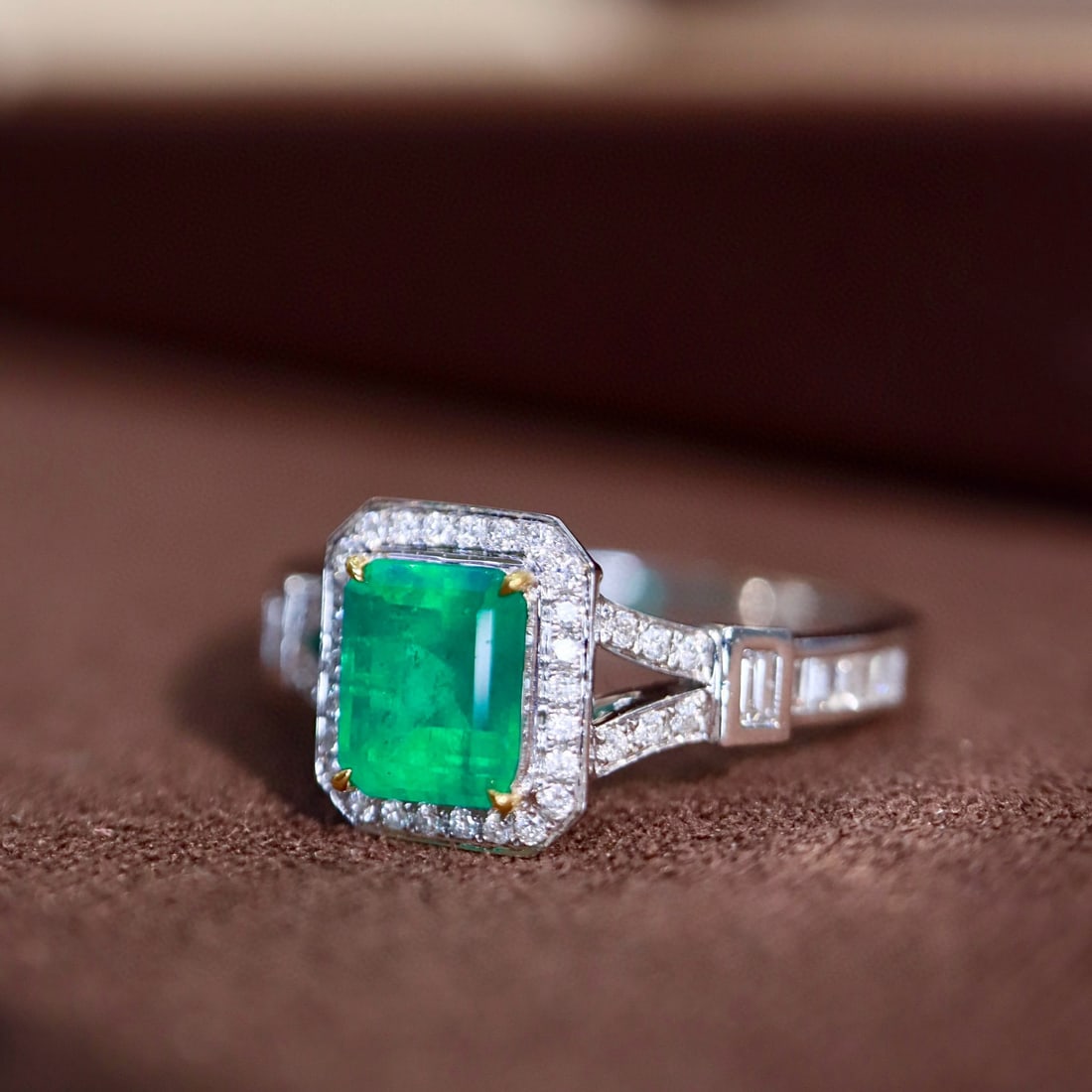 14k Gold 0.95 Ctw Vivid Green Natural Emerald & Diamond Ring - 3
