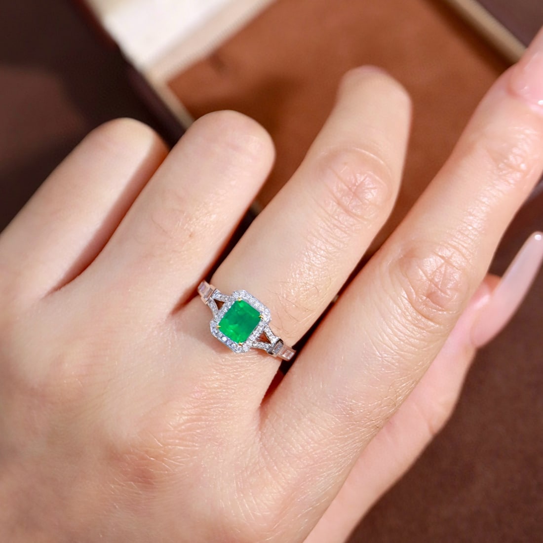 14k Gold 0.95 Ctw Vivid Green Natural Emerald & Diamond Ring - 4