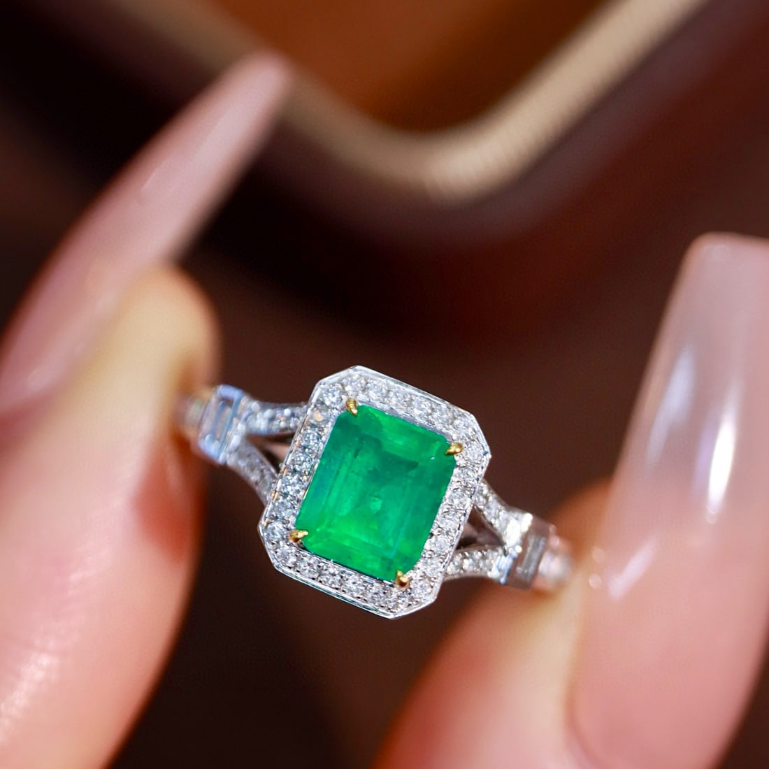 14k Gold 0.95 Ctw Vivid Green Natural Emerald & Diamond Ring - 5