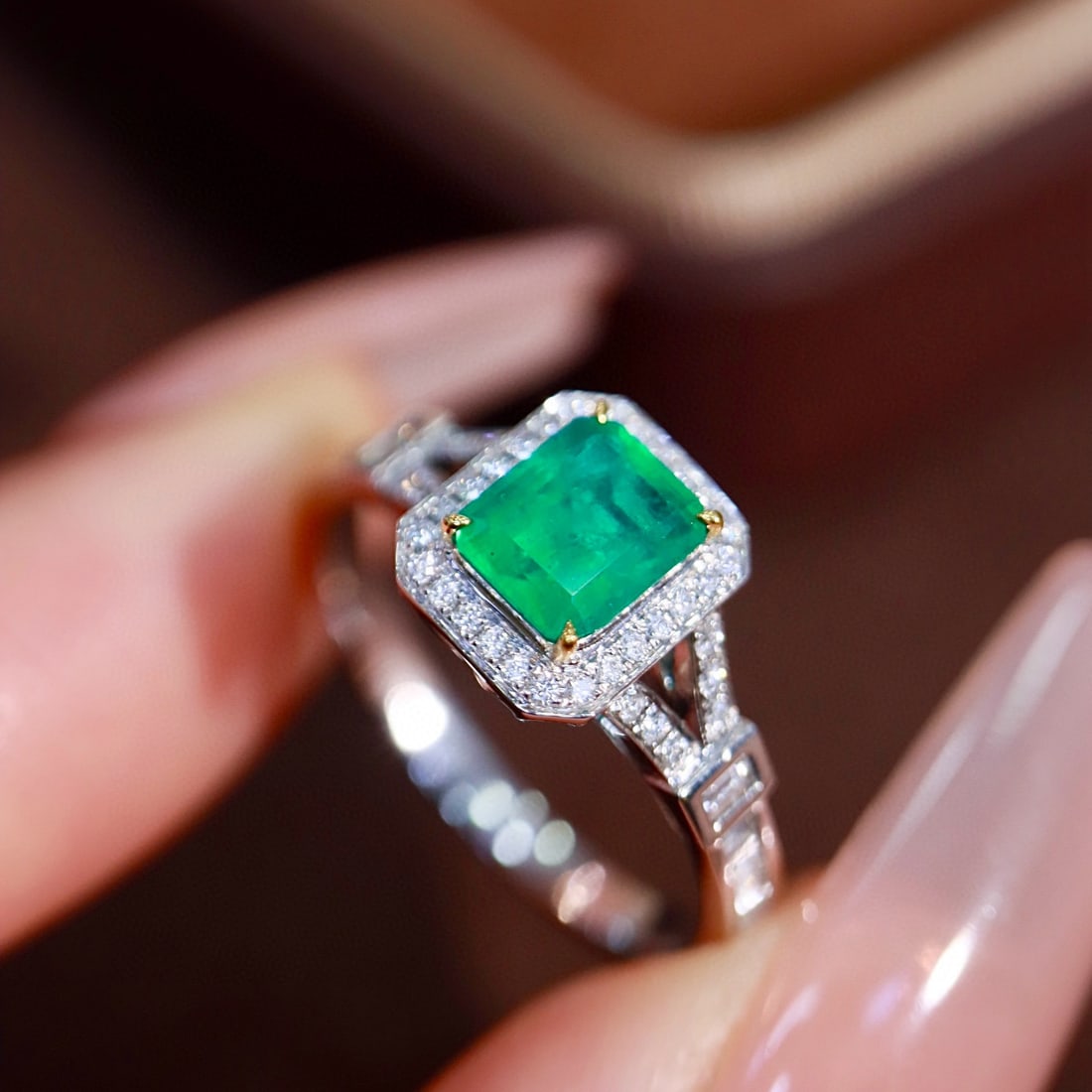 14k Gold 0.95 Ctw Vivid Green Natural Emerald & Diamond Ring - 6